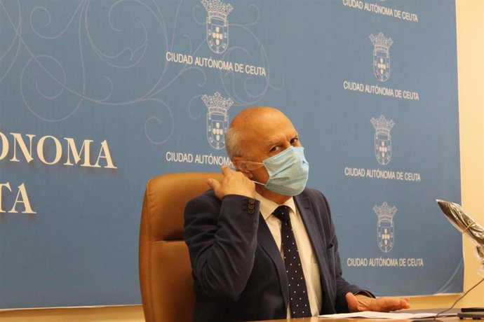 El consejero de Sanidad, Consumo y Gobernación del Gobierno de Ceuta, Javier Guerrero, en rueda de prensa