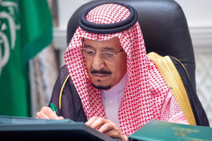 A.Saudí.- El rey Salmán de Arabia Saudí, operado con éxito para extirparle la ve