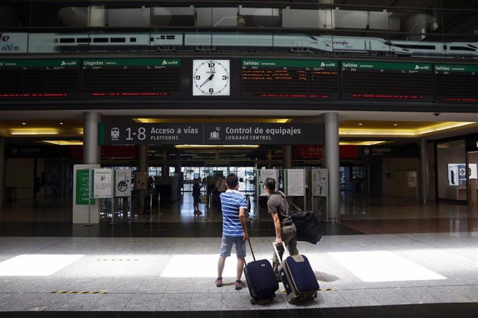 Viajeros suben al AVE en la estación María Zambrano de Málaga, durante el primer día de la Fase 3. Málaga a 8 de junio del 2020