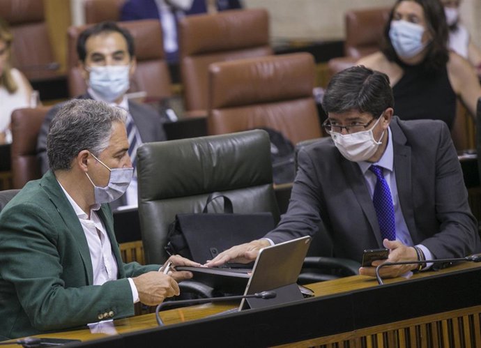 El vicepresidente de la Junta, Juan Marín (d), junto al consejero de Presidencia, Elías Bendodo (i), durante la sesión de control al gobierno con preguntas al presidente de la Junta. En Sevilla (Andalucía, España), a 23 de julio de 2020.