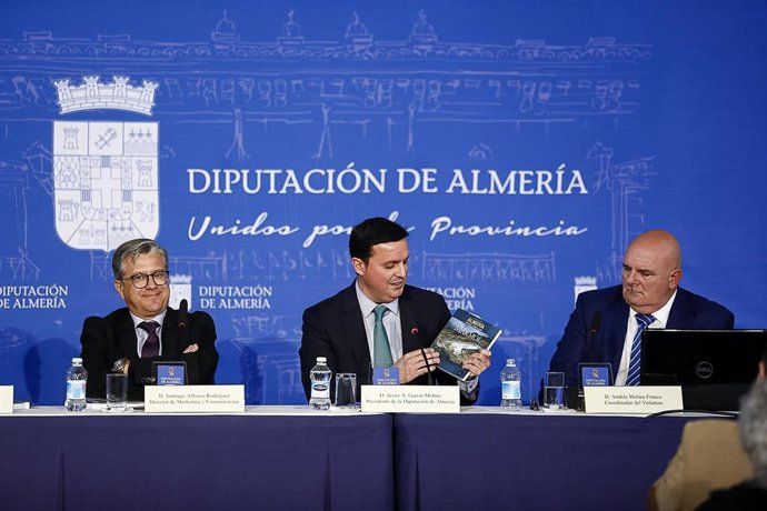 En el centro, el presidente de la Diputación de Almería