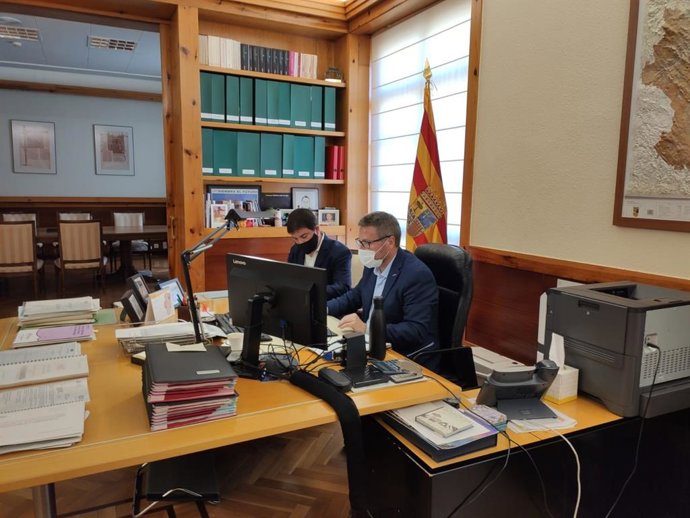 El consejero de Vertebración del Territorio, Movilidad y Vivienda de Aragón, José Luis Soro, y el director general de Ordenación del Territorio, José Manuel Salvador, asisten online a la Conferencia Sectorial de Reto Demográfico.