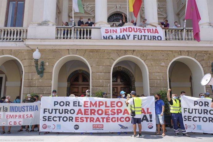 Final de la manifestación en la fachada del Ayuntamiento contra los despidos en Airbus