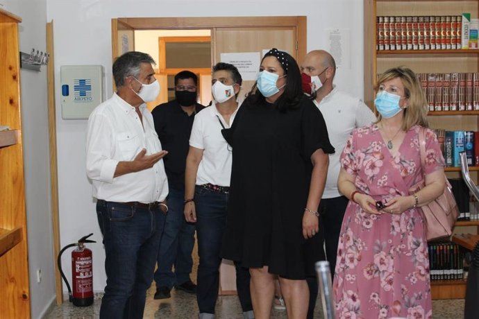La delegada de Asistencia Económica con los Municipios y Mancomunidades de la Diputación, Dolores Amo (centro), visita la Bilioteca Municipal de Hinojosa del Duque