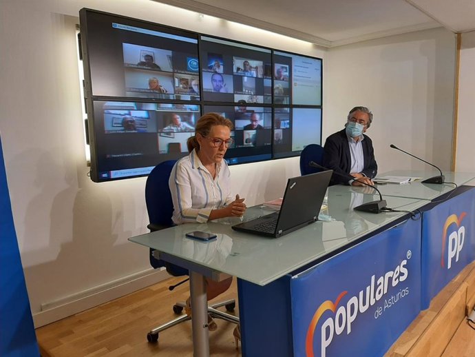 La portavoz del PP en la Junta General, Teresa Mallada, y el diputado Pablo González participan en una reunión con los grupos municipales del PP en ayuntamientos asturianos.