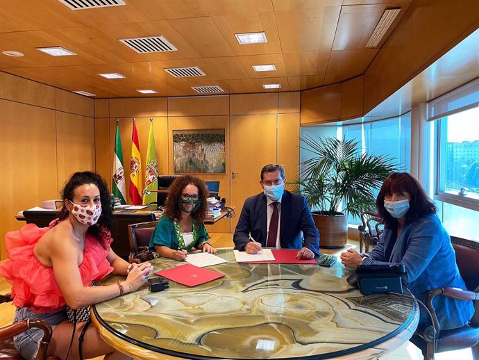 Firma del convenio entre Diputación de Granada y Fegradi