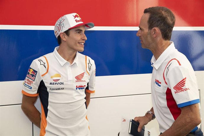 El piloto de MotoGP Marc Márquez y Alberto Puig, Team Manager del Repsol Honda