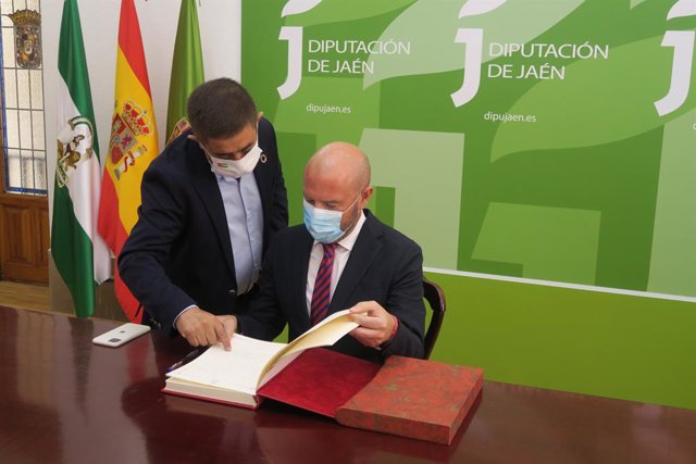 El presidente de la Diputación de Valencia, Toni Gaspar, firma en el libro de honor de la Diputación de Jaén