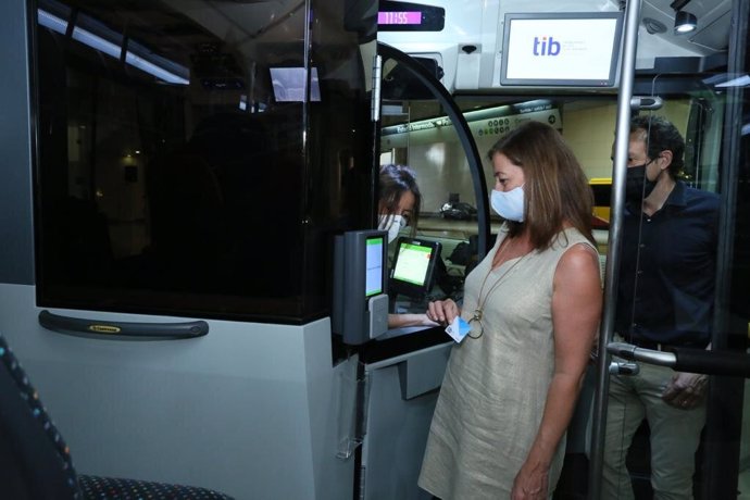 La presidenta del Govern, Francina Armengol, presenta la nueva flota de autobuses del TIB