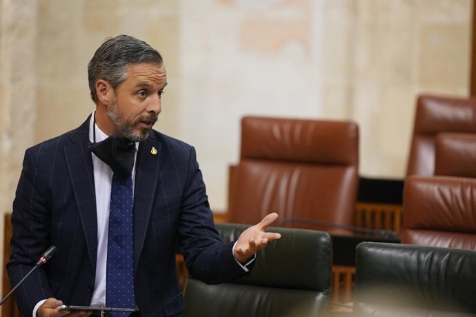 El consejero de Hacienda, Juan Bravo, responde este jueves una pregunta en el Pleno del Parlamento de Andalucía.