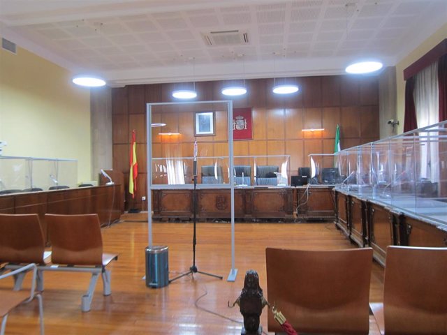Sala de vistas de la Audiencia de Jaén con las medidas de seguridad adoptadas contra el covid-19