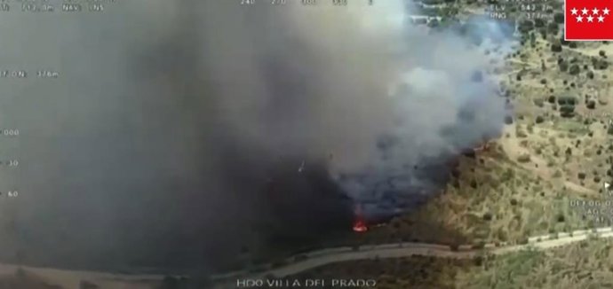 Imagen del incendio de matorral y pasto en Villa del Prado (Madrid).