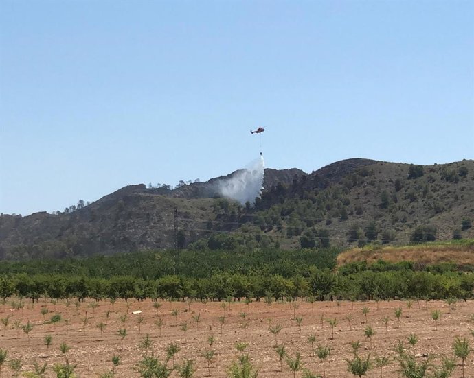 Labores de refresco en el incendio de Agramón.