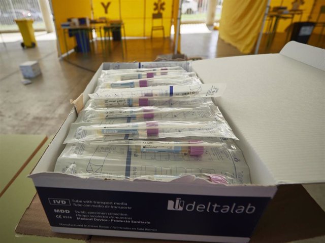 Material colocado en el Instituto de Educación Secundaria de Mendillorri donde realizarán durante esta tarde pruebas PCR de diagnóstico de COVID-19 a jóvenes de entre 17 y 28 años, en Pamplona.
