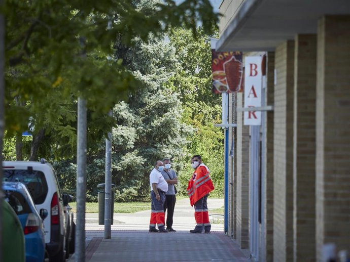 Un médico ordena las inmediaciones del Instituto de Educación Secundaria de Mendillorri la zona donde realizarán durante esta tarde pruebas PCR de diagnóstico de COVID-19 a jóvenes de entre 17 y 28 años, en Pamplona, Navarra, a 23 de julio de 2020