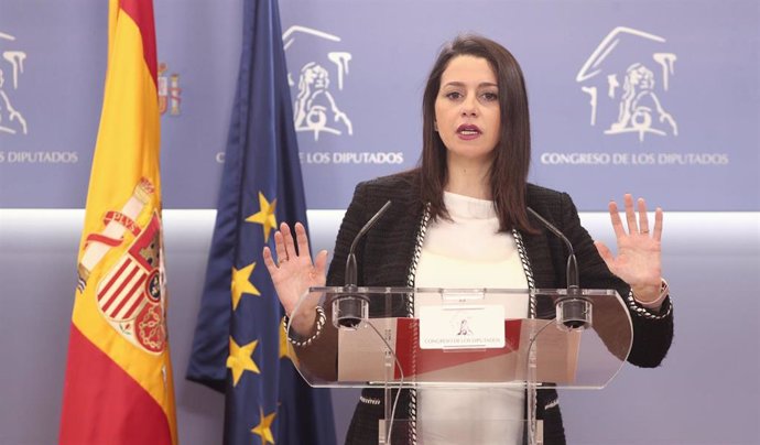 La presidenta de Ciudadanos, Inés Arrimadas, en rueda de prensa en el Congreso de los Diputados.