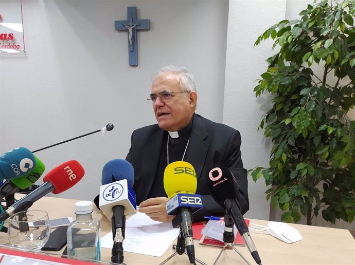 El obispo de Córdoba, Demetrio Fernández, en una rueda de prensa.