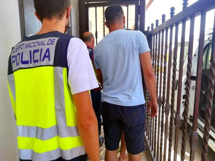 Uno de los detenidos, custodiado por los agentes.