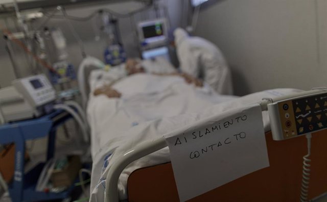 Personal sanitario totalmente protegido atiende a un paciente ingresado en la Unidad de Cuidados Intensivos del Hospital Infanta Sofía en San Sebastián de los Reyes (Madrid). En San Sebastián de los Reyes, Madrid, (España), a 28 de abril de 2020.