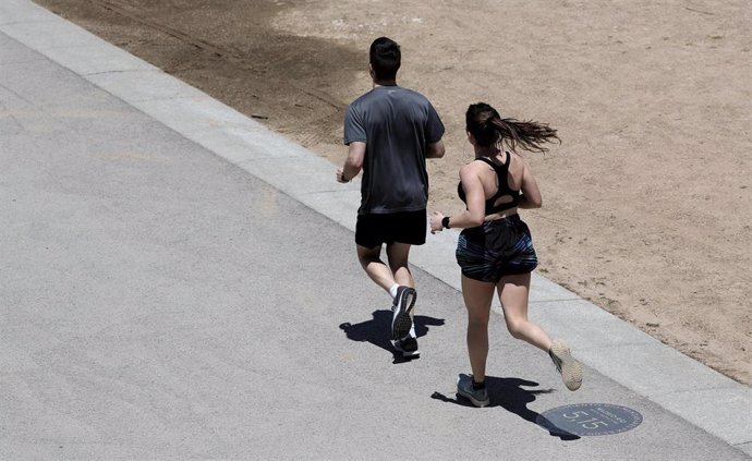 Dos personas corren por un parque