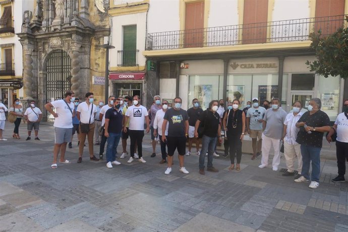 Carmen Campos se ha reunido con los vendedores ambulantes concentrados ante el Ayuntamiento.