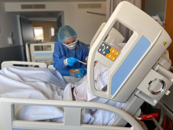 Personal de enfermería de Sant Joan de Déu atiende a un paciente de COVID-19.