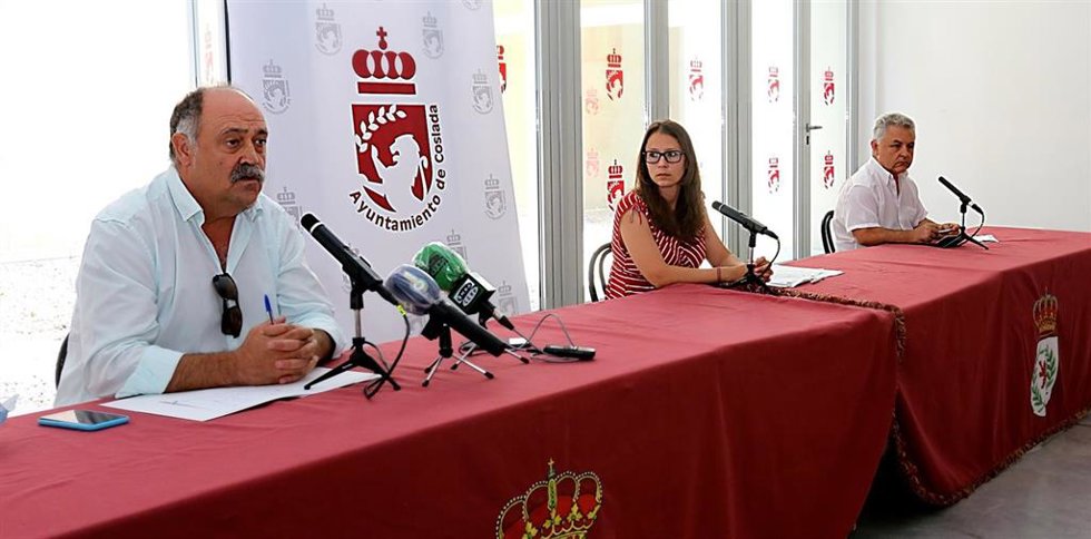 La primera teniente de alcalde de Coslada, Macarena Orosa, y el segundo teniente de alcalde, Julio Huete, en rueda de prensa para presentar los presupuestos de la localidad para 2020.