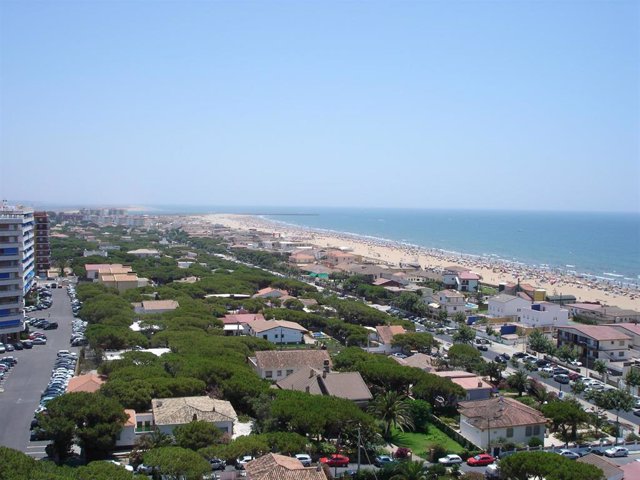 Vista aérea de la playa de Punta Umbría (Huelva) en verano.