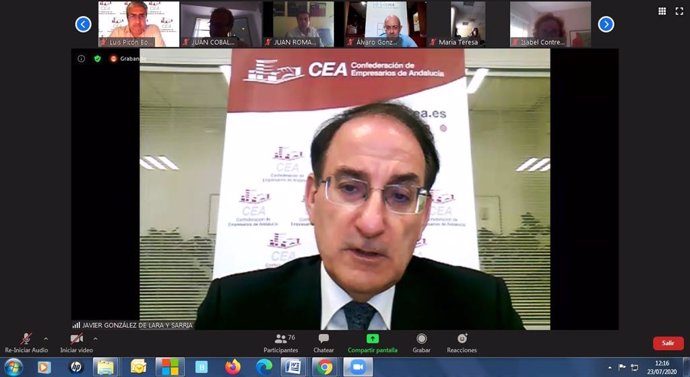 Imagen de la reunión telemática de los órganos directivos de la CEA. En primer plano su presidente, Javier González de Lara.