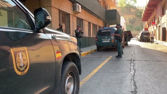 Agentes en la Comandancia de Huelva durante las detenciones este jueves.