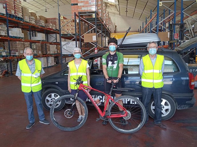 Bernat López llega en bicicleta a Logroño y hace entrega de 181 kilos de comida 