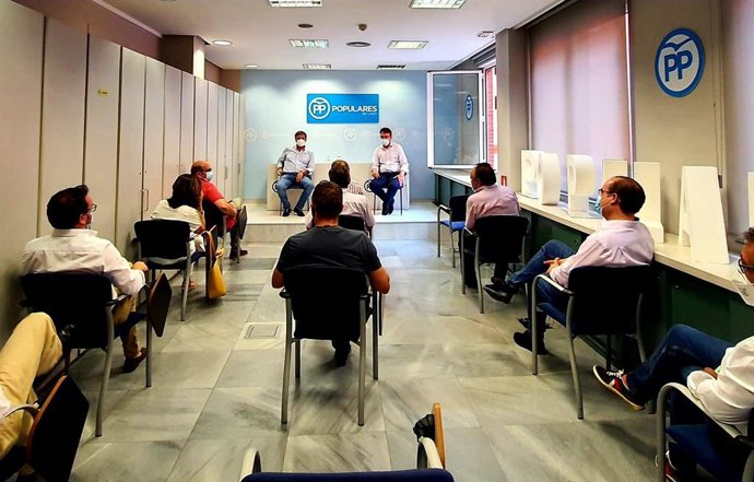 El secretario general del PP de Castilla y León, Francisco Vázquez, junto al presidente provincial del PP, Juan Martínez Majo.