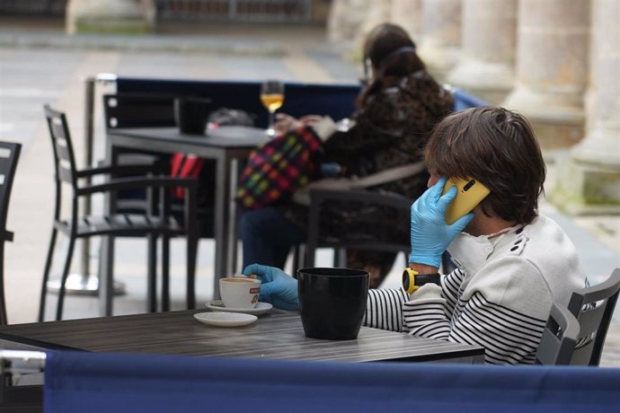 Clientes en una terraza en el centro de Bilbao el día en el que Álava, Vizcaya y Guipúzcoa pasan a la Fase 1 de la desescalada y transición a una "nueva normalidad" al cumplir con los requisitos exigidos lo que permite flexibilizar algunas de las restri