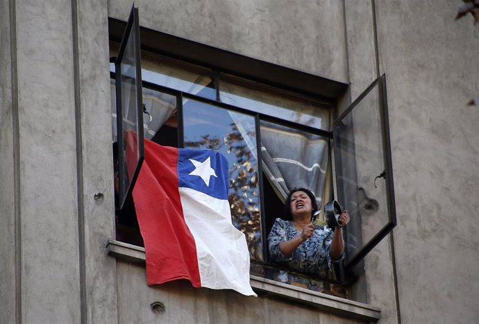 15 July 2020, Chile, Valparaiso: A woman bangs on a pot as she celebrates the vote at the Chamber of Deputies, which on Wednesday approved early withdrawals of 10 per cent of pension funds during the coronavirus pandemic. Photo: Cristobal Escobar/Agenci