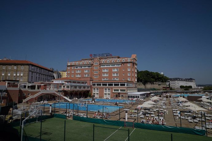 Plano general del Hotel NH Finisterre de A Coruña donde los jugadores del CF Fuenlabrada permanecen confinados en él tras haber dado positivo en coronavirus varios de sus miembros