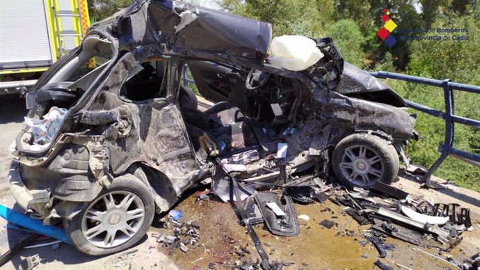 Estado del coche en el que han perdido la vida dos jóvenes en la carretera de El Torno