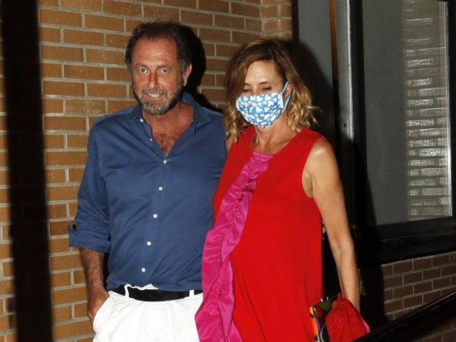 AGATHA RUÍZ DE LA PRADA Y LUIS GASSET SALEN DE CENAR