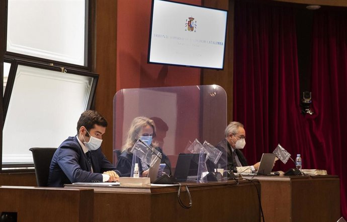 Las acusaciones en el juicio en el Tribunal Superior de Justicia de Catalunya (TSJC) contra exmiembros de la Mesa del Parlament: (D-I)Pedro Ariche (Fiscalía), Beatríz Vizcaíno (Abogacía del Estado) y Juan Cremades (Vox), el 21 de julio de 2020.
