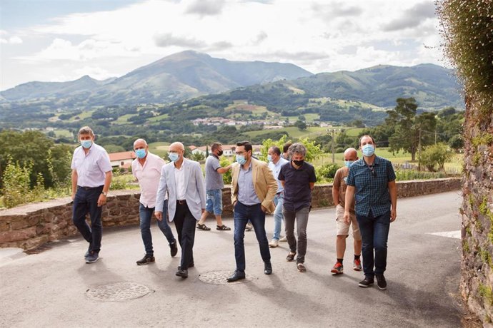 En el centro de la imagen, el consejero de Cohesión Territorial, Bernardo Ciriza; el director general de Administración Local y Despoblación, Jesús M Rodríguez; y el alcalde de Baztan, Joseba Otondo, durante la visita.