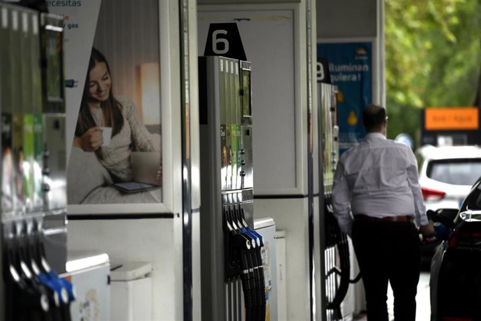 Un hombre echa gasolina a su coche en una gasolinera