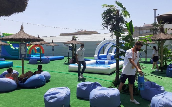 La zona conocida como Plaza del Agua del centro comercial Los Arcos se ha convertido en una zona chillout con actuaciones en directo y actividades para niños bajo estrictas medidas de higiene.