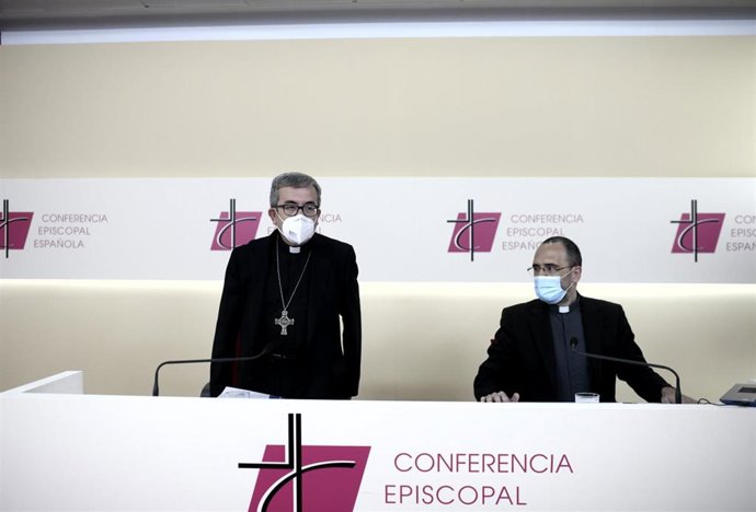 El secretario general de la Conferencia Episcopal Española (CEE) y obispo auxiliar de Valladolid, Luis Javier Argüello García (i), ofrece una rueda de prensa para explicar las conclusiones de los dos días de reuniones del órgano en la Casa de la Iglesia