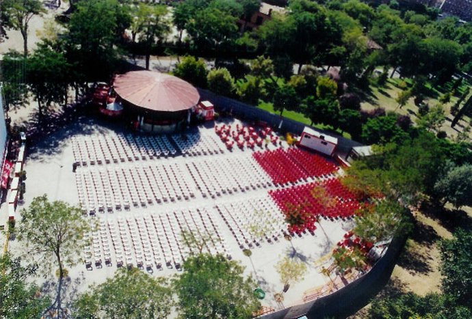 Vista aérea del Cine de Verano del parque de la Bombilla de Madrid