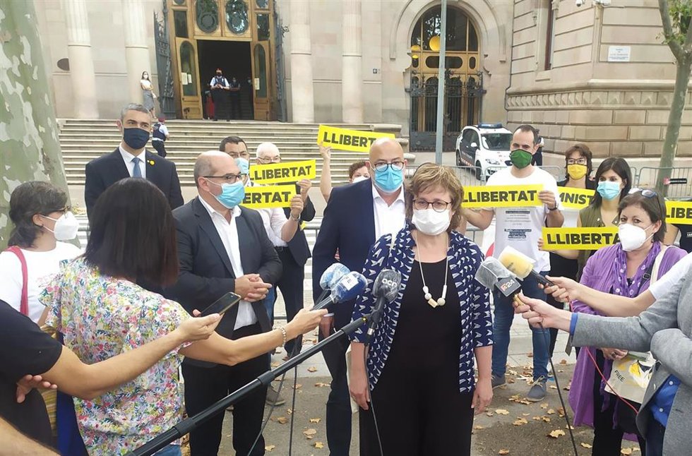Los acusados en el juicio a la Mesa del Parlament Anna Simó (ERC), Ramona Barrufet, Lluís Corominas y Lluís Guinó (JxSí) y Mireia Boya (CUP) ante el TSJC con miembros de los partidos y el conseller Bernat Solé. En Barcelona, 24 de julio de 2020