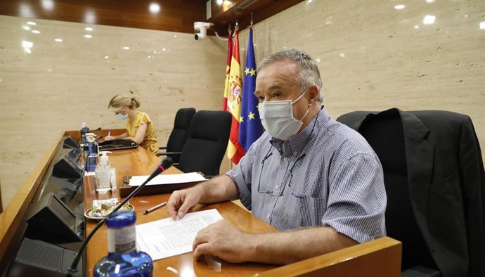 El director de Presupuestos de la Junta, Isidro Hernández, comparece en las Cortes.