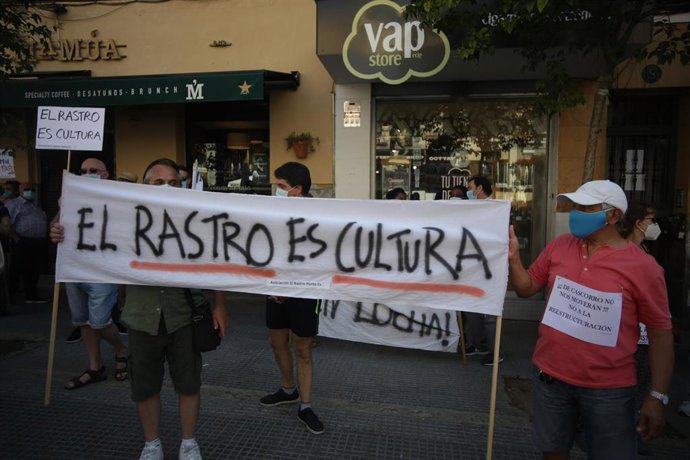 Comerciantes de El Rastro madrileño sostienen pancartas durante la manifestación en la Plaza del Cascorro.