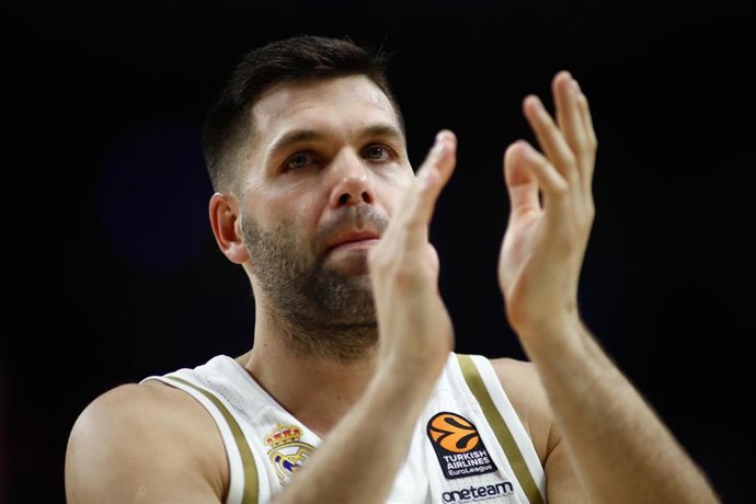 Felipe Reyes aplaude a los aficionados durante un partido en el WiZink Center