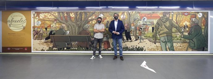 El consejero de Transportes, Ángel Garrido,  y el artista Paco Roca presentan un mural que homenajea a los mayores en la estación de Metro de Plaza Castilla.