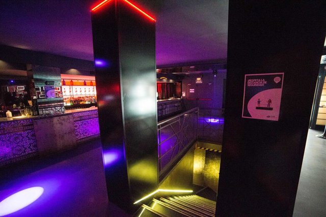 Carteles que recuerdan la necesidad de mantener la distancia de seguridad en la discoteca La Cartuja (Calle de la Cruz, 10), horas antes de su reapertura tras el parón por el COVID-19, en Madrid (España), a 3 de julio de 2020. Las discotecas, bares de cop