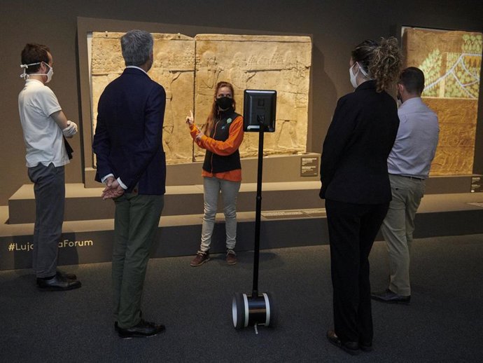 CaixaForum Zaragoza, pionero al incorporar un robot que permite organizar visitas telepresenciales.
